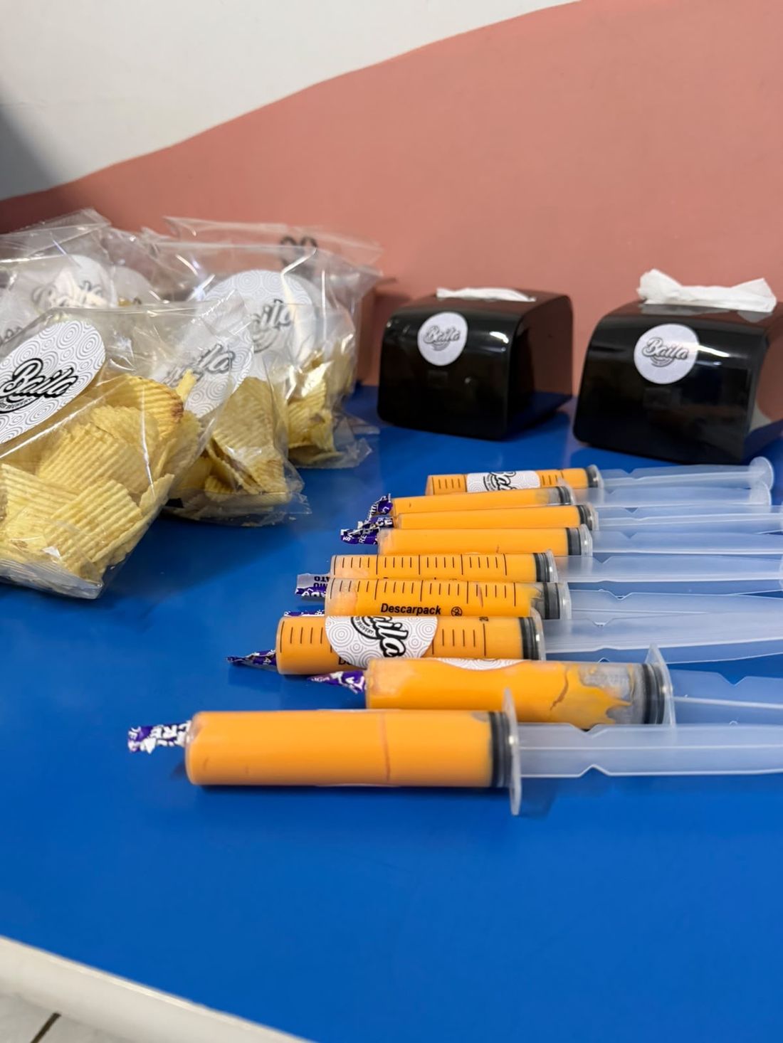 Seringas de molho cheddar personalizadas Baila ao lado de porta-guardanapos